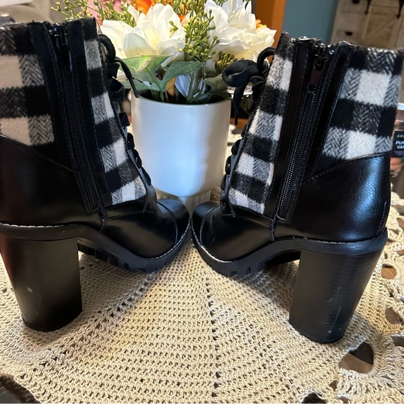 Like new woman’s combat boots - Picture 6 of 6